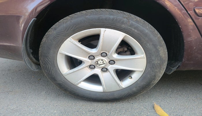 2013 Skoda Laura L&K 2.0 TDI AT, Diesel, Automatic, 1,30,306 km, tyre