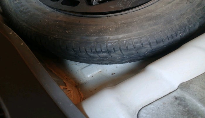 2011 Hyundai i10 MAGNA 1.2, Petrol, Manual, 82,974 km, tyre