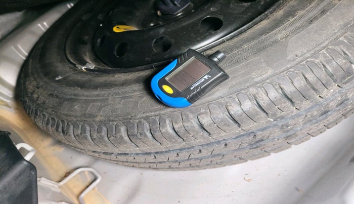 2017 Maruti Dzire ZDI, Diesel, Manual, 7,424 km, tyre