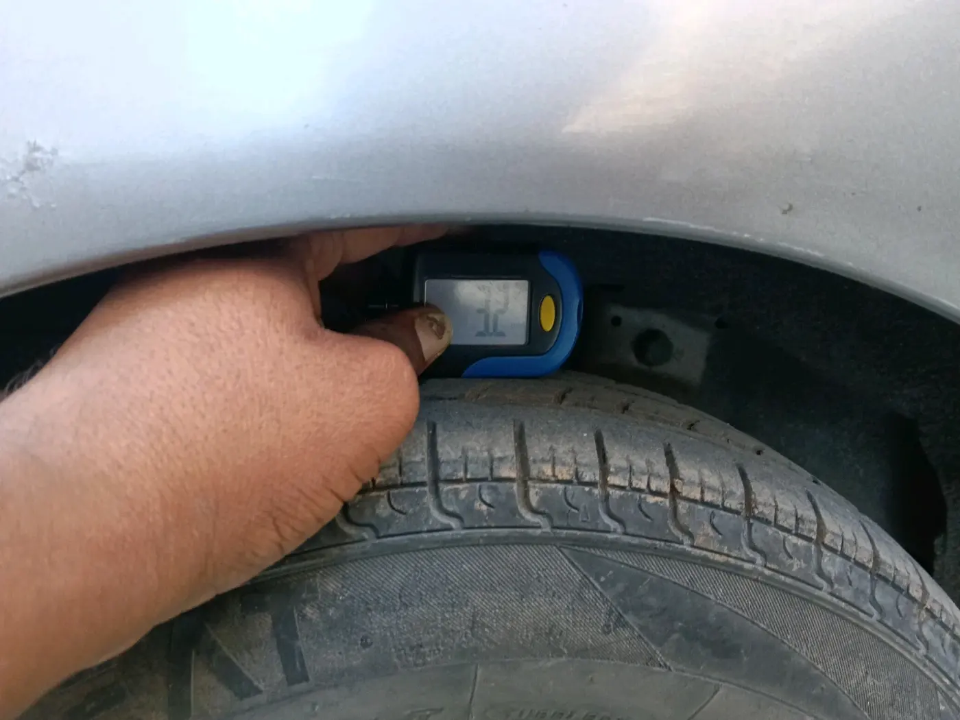 2013 Hyundai Eon ERA +, CNG, Manual, 1,36,795 km, tyre