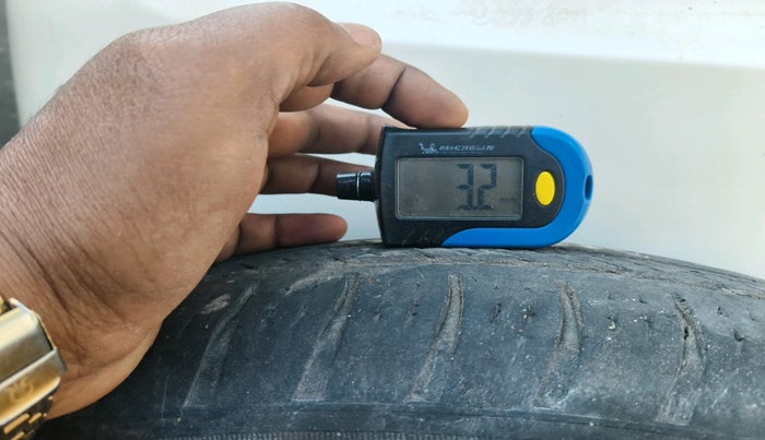 2020 Maruti Swift VXI, Petrol, Manual, 88,853 km, tyre