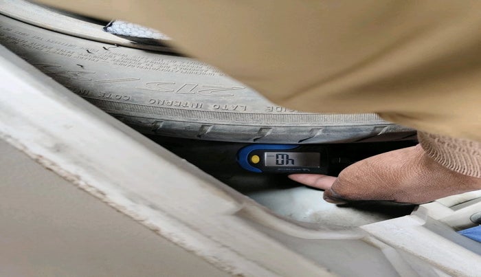 2020 Mahindra XUV300 W8 (O) 1.5 DIESEL, Diesel, Manual, 1,14,836 km, tyre