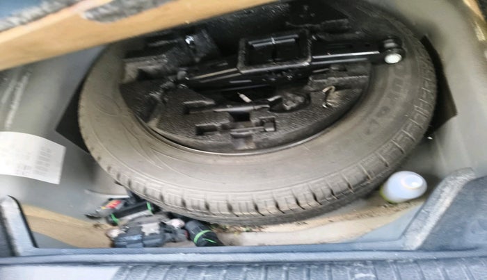 2017 Volkswagen Ameo COMFORTLINE PLUS 1.2L, Petrol, Manual, 1,01,073 km, tyre