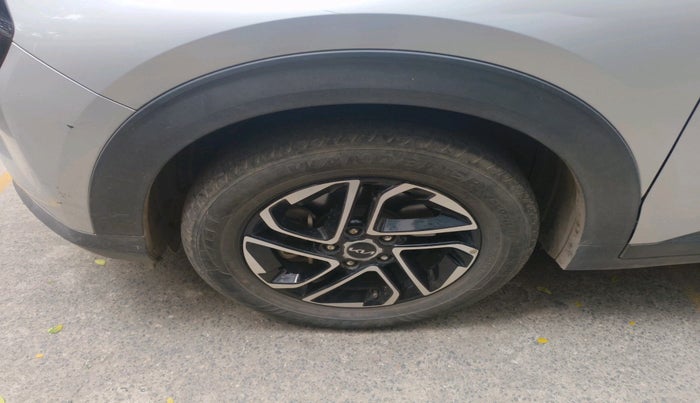 2022 KIA CARENS PRESTIGE PLUS 1.4 PETROL 7 STR, Petrol, Manual, 53,575 km, tyre