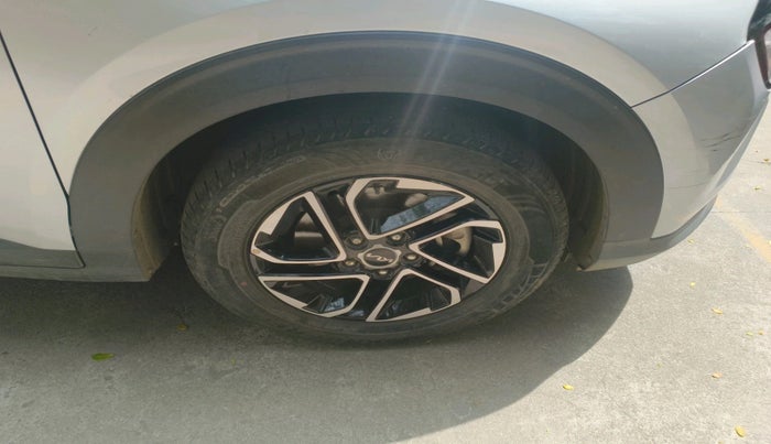 2022 KIA CARENS PRESTIGE PLUS 1.4 PETROL 7 STR, Petrol, Manual, 53,575 km, tyre