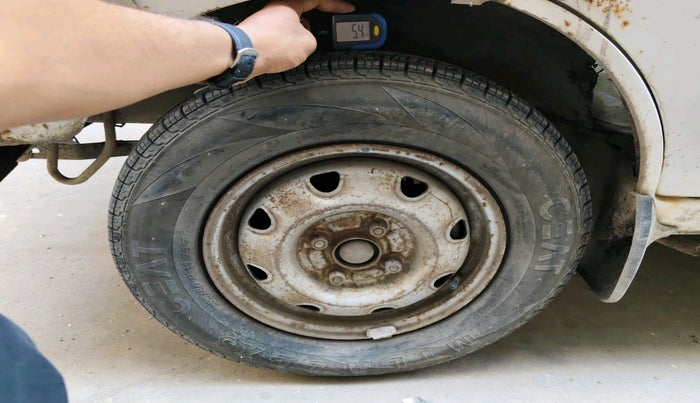 2015 Maruti Eeco 5 STR, CNG, Manual, 2,93,696 km, tyre