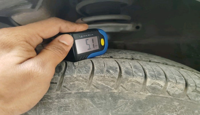 2015 Maruti Swift ZDI, Diesel, Manual, 2,00,476 km, tyre