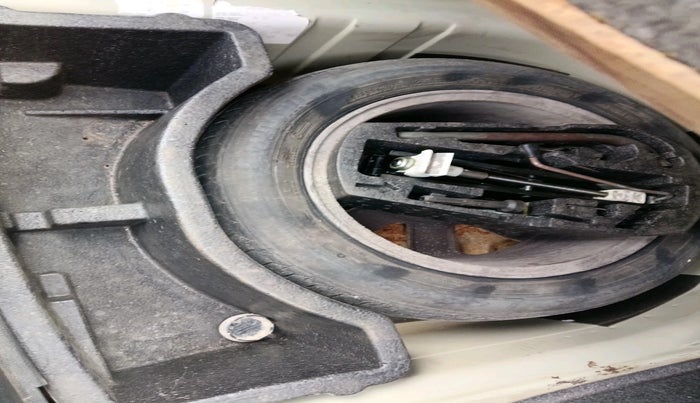 2011 Volkswagen Vento HIGHLINE 1.6 MPI, Petrol, Manual, 87,791 km, tyre