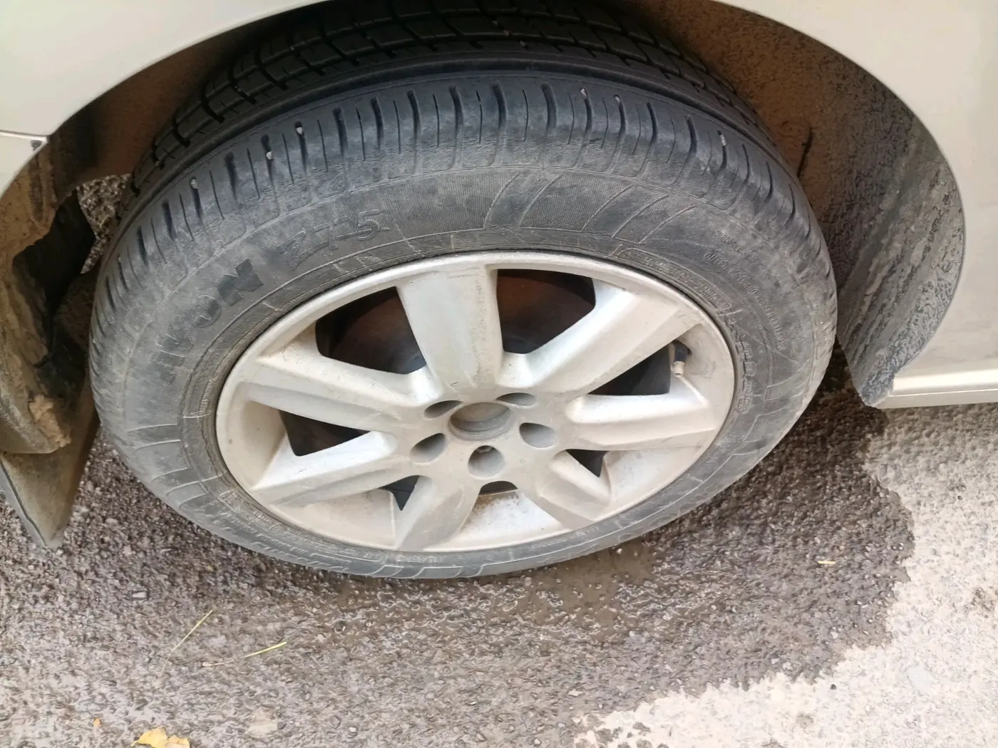 2011 Volkswagen Vento HIGHLINE 1.6 MPI, Petrol, Manual, 87,791 km, tyre