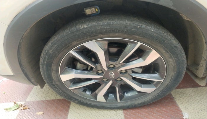 2021 Mahindra XUV300 W8 (O) 1.2 PETROL, Petrol, Manual, 43,062 km, tyre