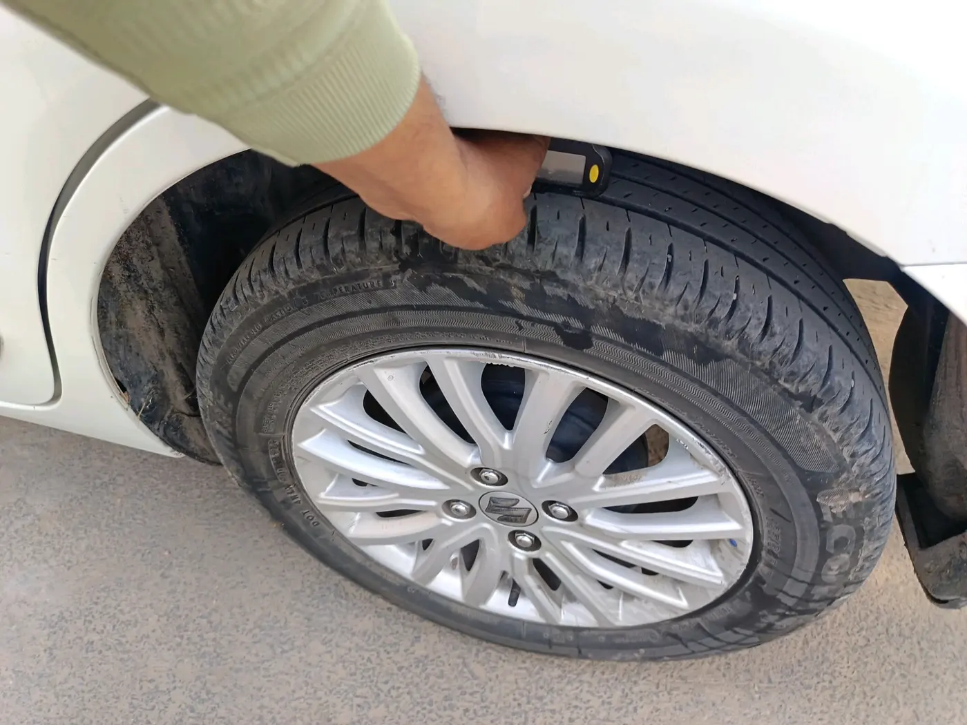 2024 Maruti Dzire ZXI CNG, CNG, Manual, 67,298 km, tyre