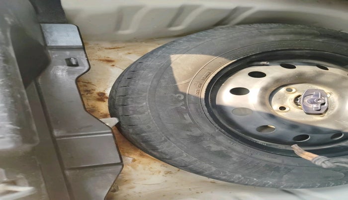 2017 Maruti Dzire VXI, Petrol, Manual, 1,27,247 km, tyre