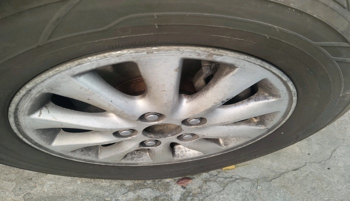 2013 Toyota Innova 2.5 VX 7 STR, Diesel, Manual, 1,29,998 km, tyre