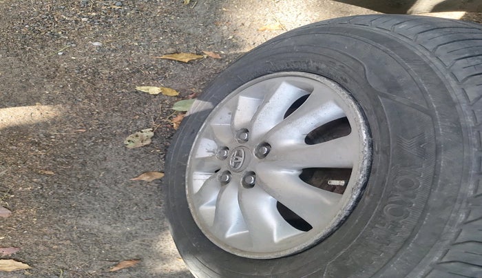 2013 Toyota Innova 2.5 VX 7 STR, Diesel, Manual, 1,29,998 km, tyre