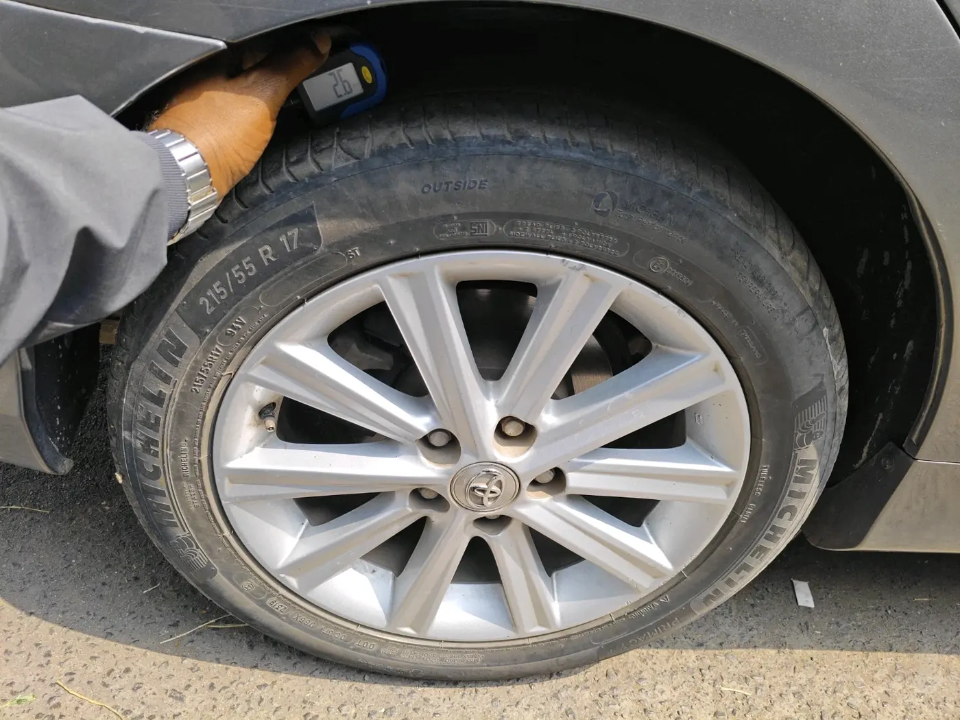 2014 Toyota Camry 2.5L AT, Petrol, Automatic, 1,34,173 km, tyre