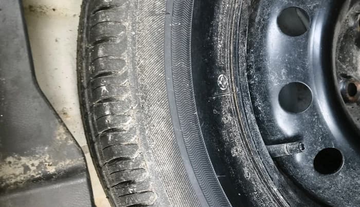 2017 Maruti Dzire ZXI, Petrol, Manual, 1,04,984 km, tyre