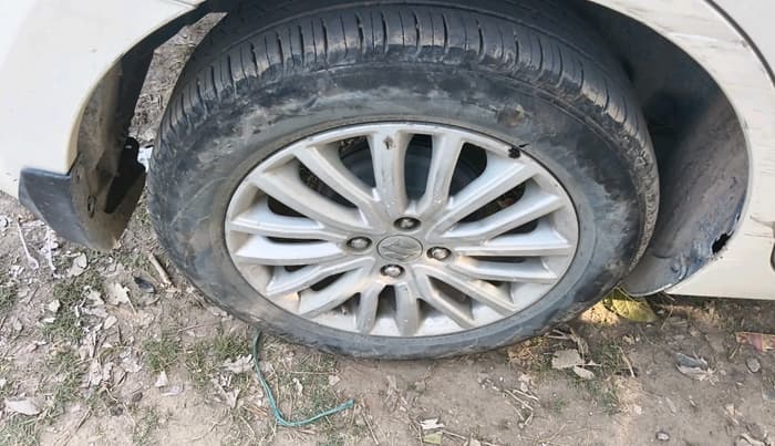 2017 Maruti Dzire ZXI, Petrol, Manual, 1,04,984 km, tyre