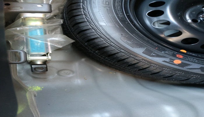 2017 Hyundai Grand i10 SPORTZ 1.2 KAPPA VTVT, Petrol, Manual, 8,052 km, tyre