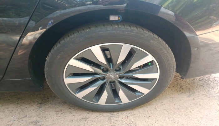 2021 Audi A6 45 TFSI TECHNOLOGY, Petrol, Automatic, 84,300 km, tyre