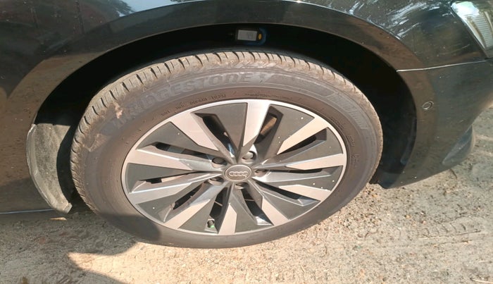 2021 Audi A6 45 TFSI TECHNOLOGY, Petrol, Automatic, 84,300 km, tyre