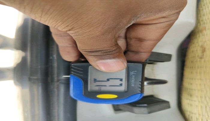 2022 Mahindra XUV300 W6 1.2 PETROL, Petrol, Manual, 69,606 km, tyre