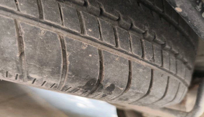 2014 Maruti Ertiga VXI, CNG, Manual, 1,37,072 km, tyre