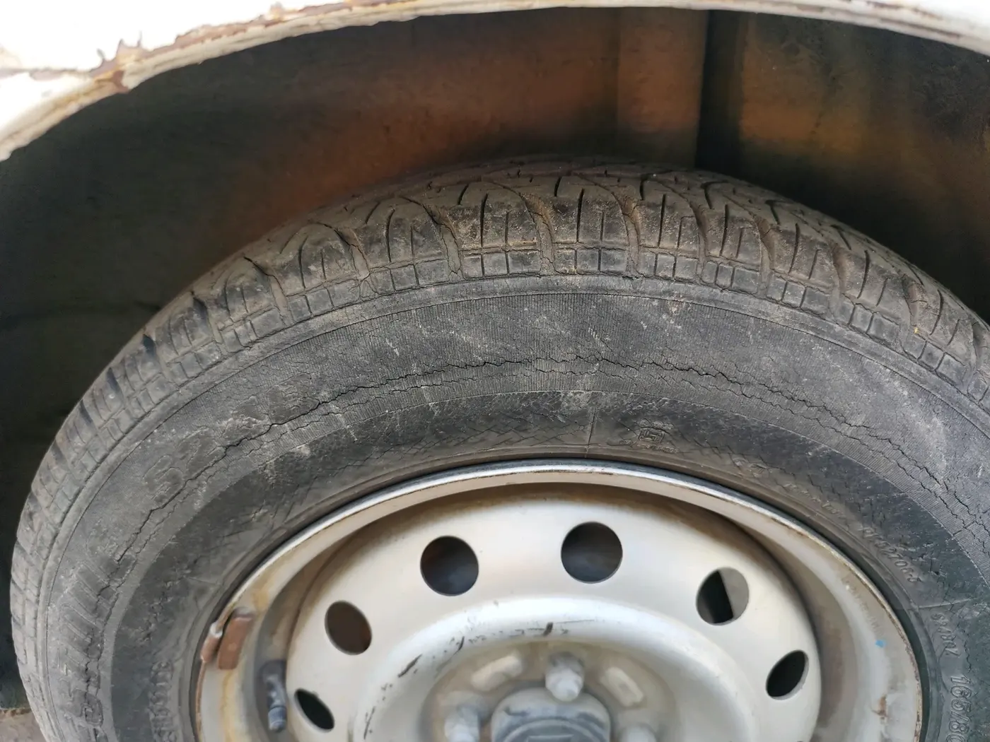 2011 Maruti Ritz LXI, Petrol, Manual, 54,490 km, tyre