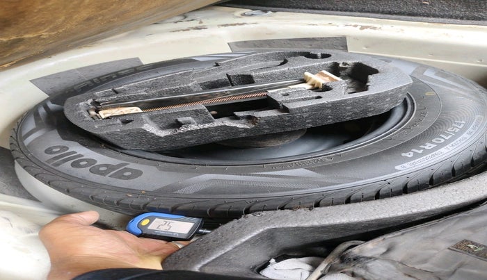 2013 Skoda Rapid AMBITION 1.6 TDI CR MT, Diesel, Manual, 73,385 km, tyre