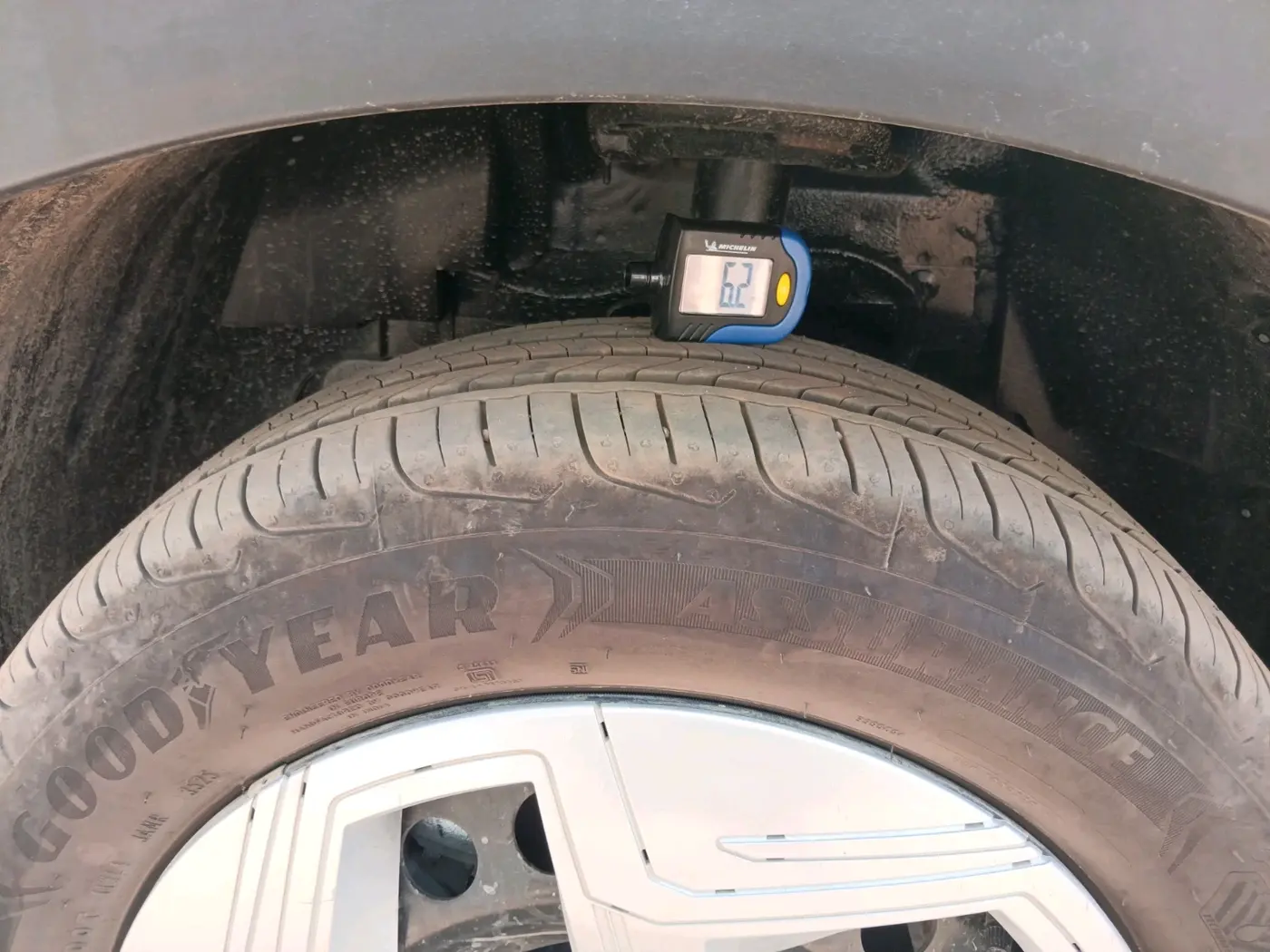 2025 Tata NEXON Pure Plus (S) 1.2 Petrol 6AMT, Petrol, Automatic, 817 km, tyre