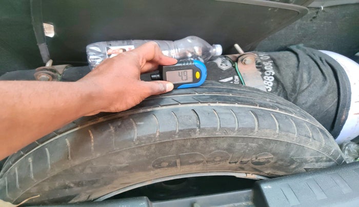 2014 Maruti Swift VXI, CNG, Manual, 1,59,401 km, tyre