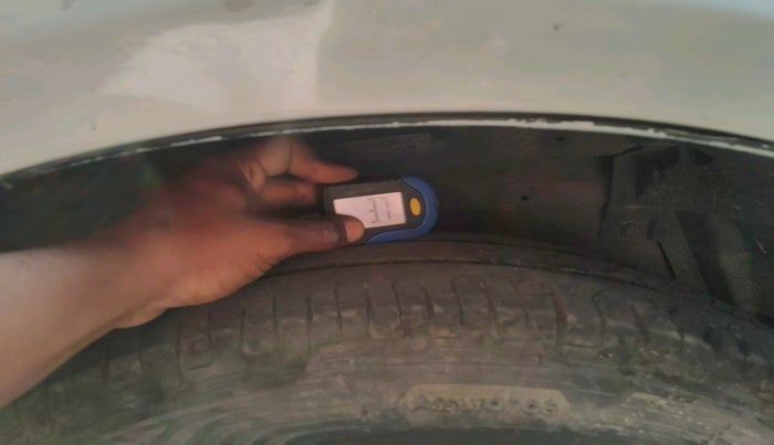 2014 Maruti Swift VXI, CNG, Manual, 1,59,401 km, tyre