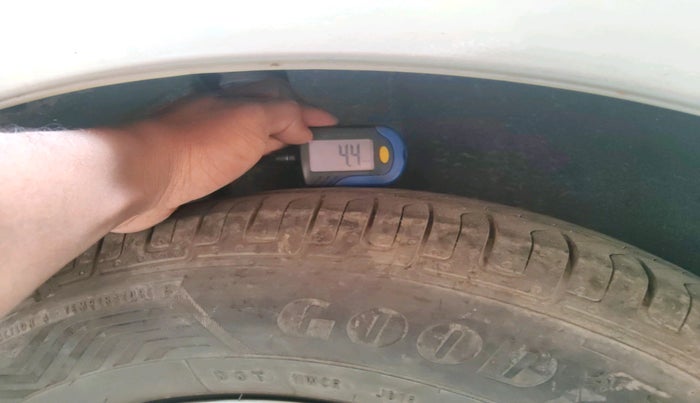 2014 Maruti Swift VXI, CNG, Manual, 1,59,401 km, tyre