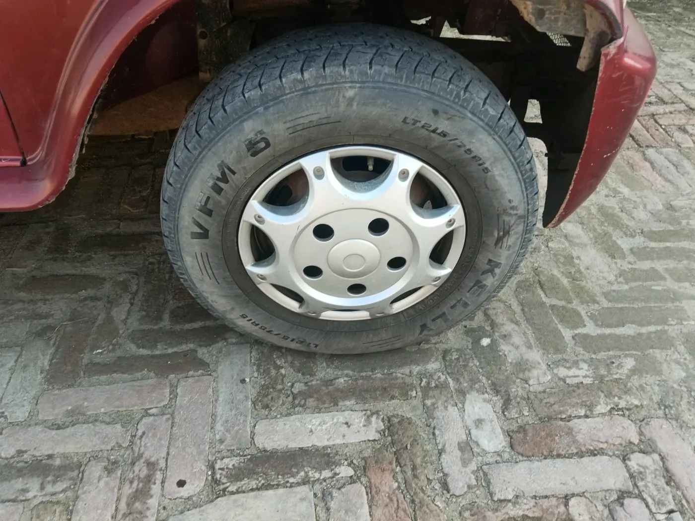 2012 Mahindra Bolero ZLX BS IV, Diesel, Manual, 1,63,000 km, tyre