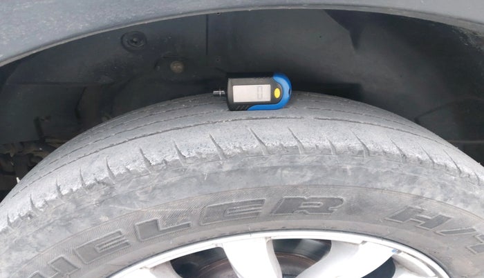 2017 Mahindra XUV500 W10, Diesel, Manual, 1,96,043 km, tyre