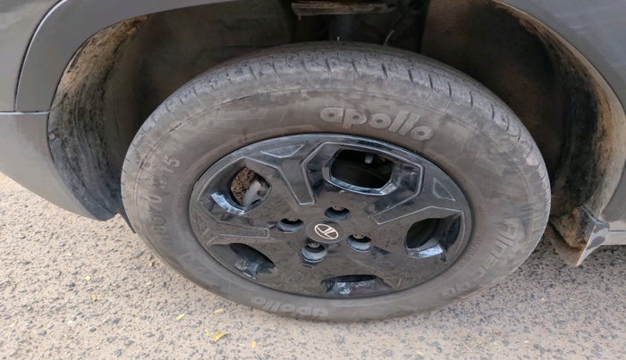 2024 Tata PUNCH ACCOMPLISHED SUNROOF MT, Petrol, Manual, 15,667 km, tyre