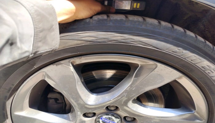 2014 Volvo V40 Cross Country D3, Diesel, Automatic, 1,45,612 km, tyre