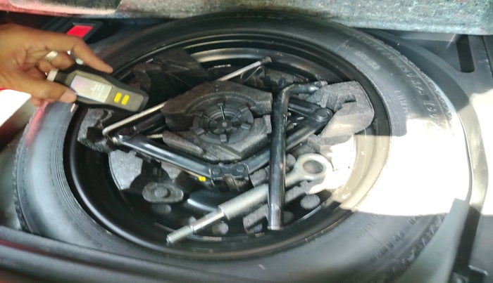 2014 Volvo V40 Cross Country D3, Diesel, Automatic, 1,45,612 km, tyre