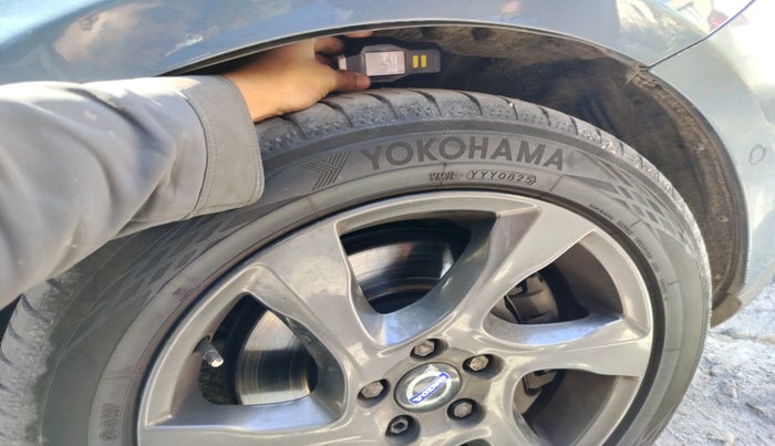 2014 Volvo V40 Cross Country D3, Diesel, Automatic, 1,45,612 km, tyre