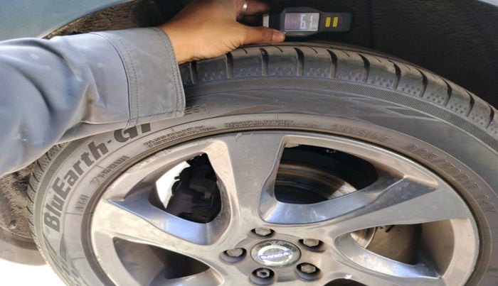 2014 Volvo V40 Cross Country D3, Diesel, Automatic, 1,45,612 km, tyre