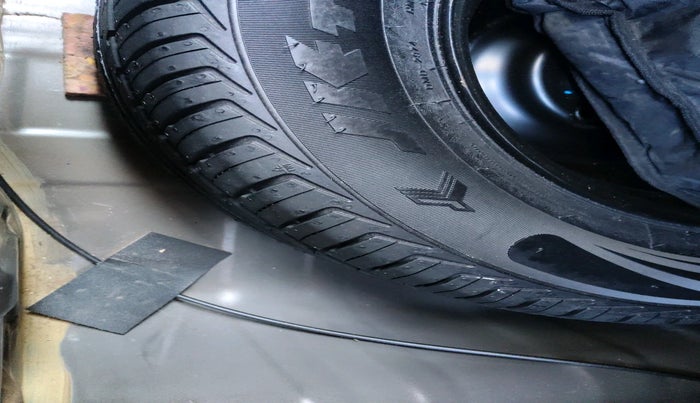 2018 Renault Kwid RXT 1.0 AMT, Petrol, Automatic, 28,413 km, tyre