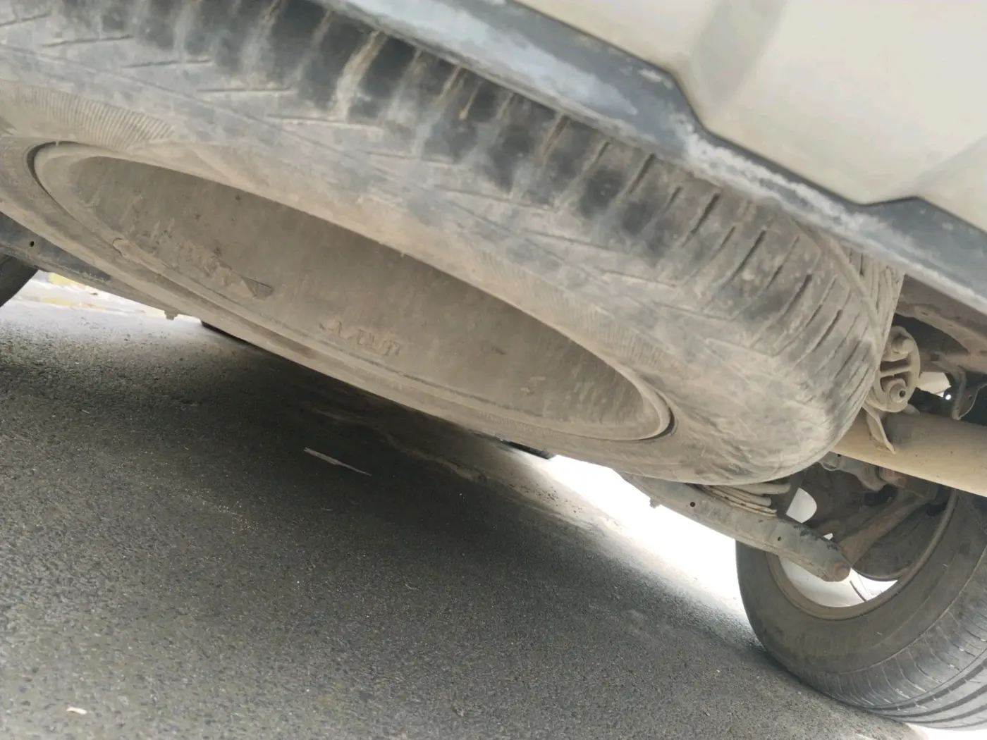 2014 Hyundai Santa Fe 2 WD AT, Diesel, Automatic, 1,01,292 km, tyre