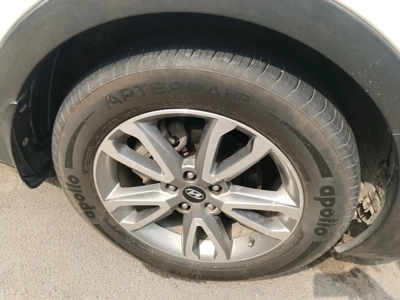 2014 Hyundai Santa Fe 2 WD AT, Diesel, Automatic, 1,01,292 km, tyre