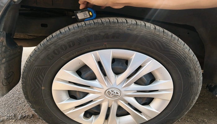 2016 Toyota Innova 2.5 GX 7 STR, Diesel, Manual, 93,251 km, tyre