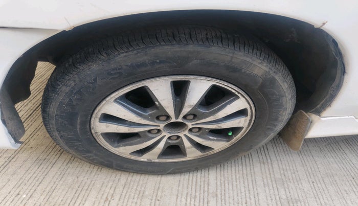 2015 Toyota Innova 2.5 G 8 STR, Diesel, Manual, 2,13,866 km, tyre