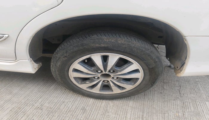 2015 Toyota Innova 2.5 G 8 STR, Diesel, Manual, 2,13,866 km, tyre