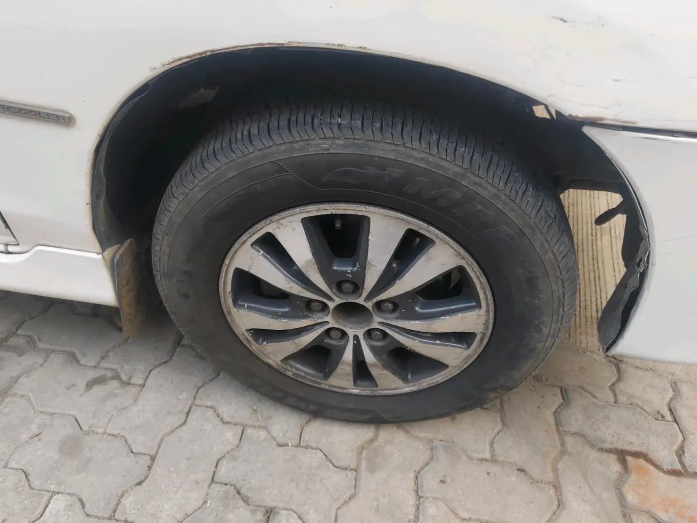 2015 Toyota Innova 2.5 G 8 STR, Diesel, Manual, 2,13,866 km, tyre