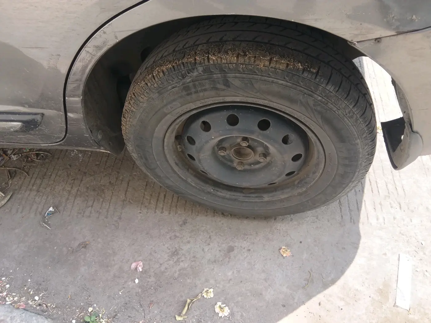 2017 Maruti Dzire VDI, Diesel, Manual, 1,61,921 km, tyre
