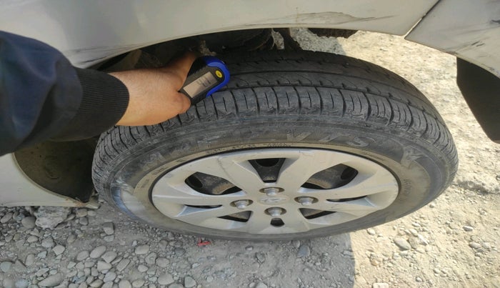 2015 Hyundai Eon MAGNA +, Petrol, Manual, 1,00,981 km, tyre