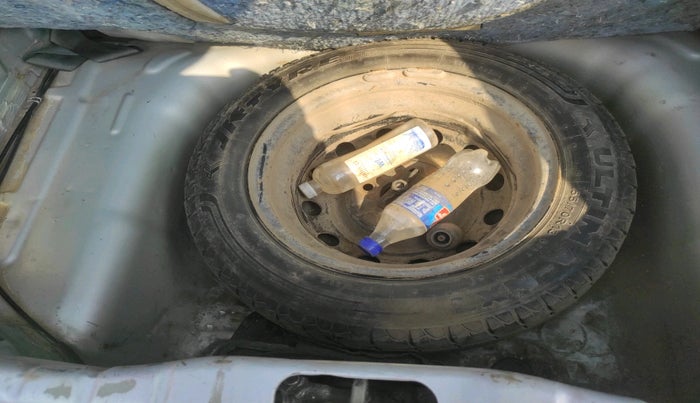 2015 Hyundai Eon MAGNA +, Petrol, Manual, 1,00,981 km, tyre