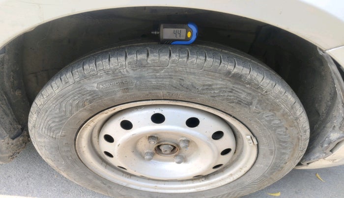 2012 Maruti Swift Dzire LXI, CNG, Manual, 2,59,104 km, tyre